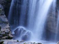 Wasserfallschleier und Felsgruppe
